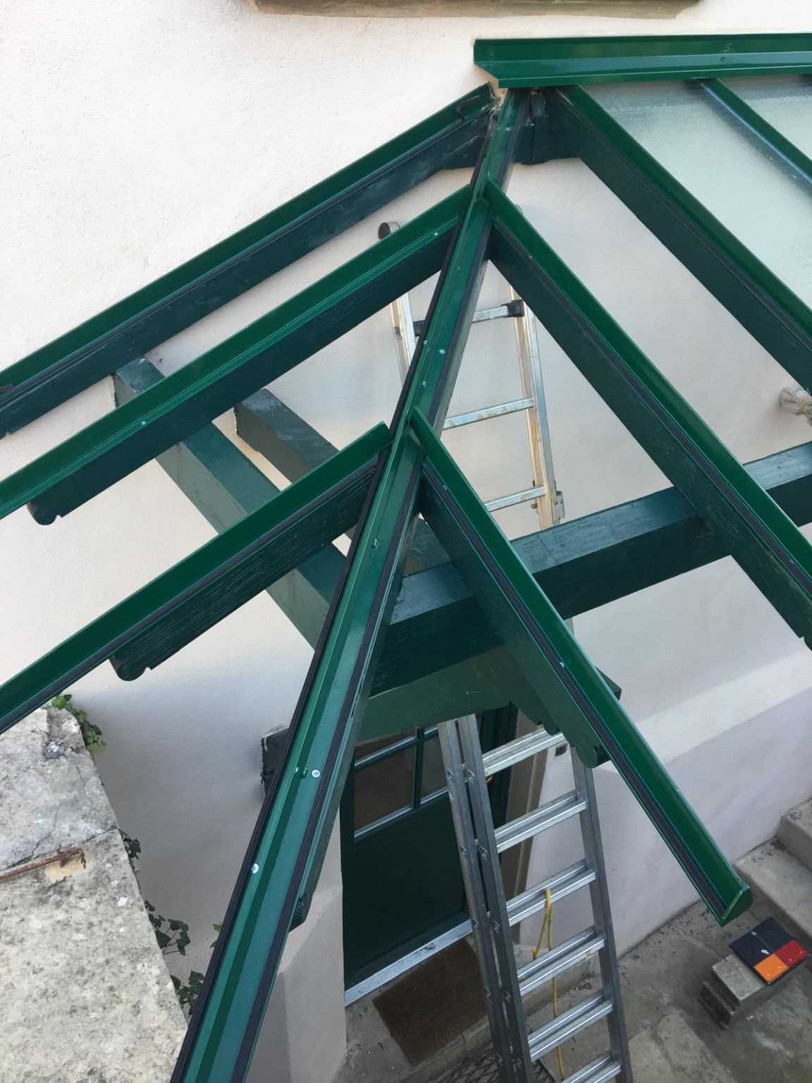 Structure de verrière vitrée en cours de pose