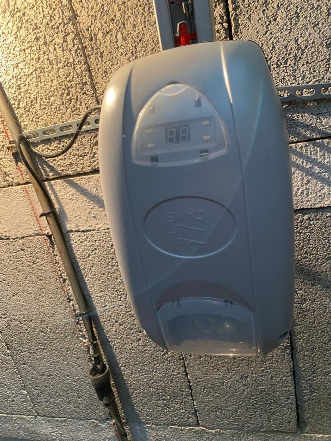 Moteur de porte de garage en intervention
