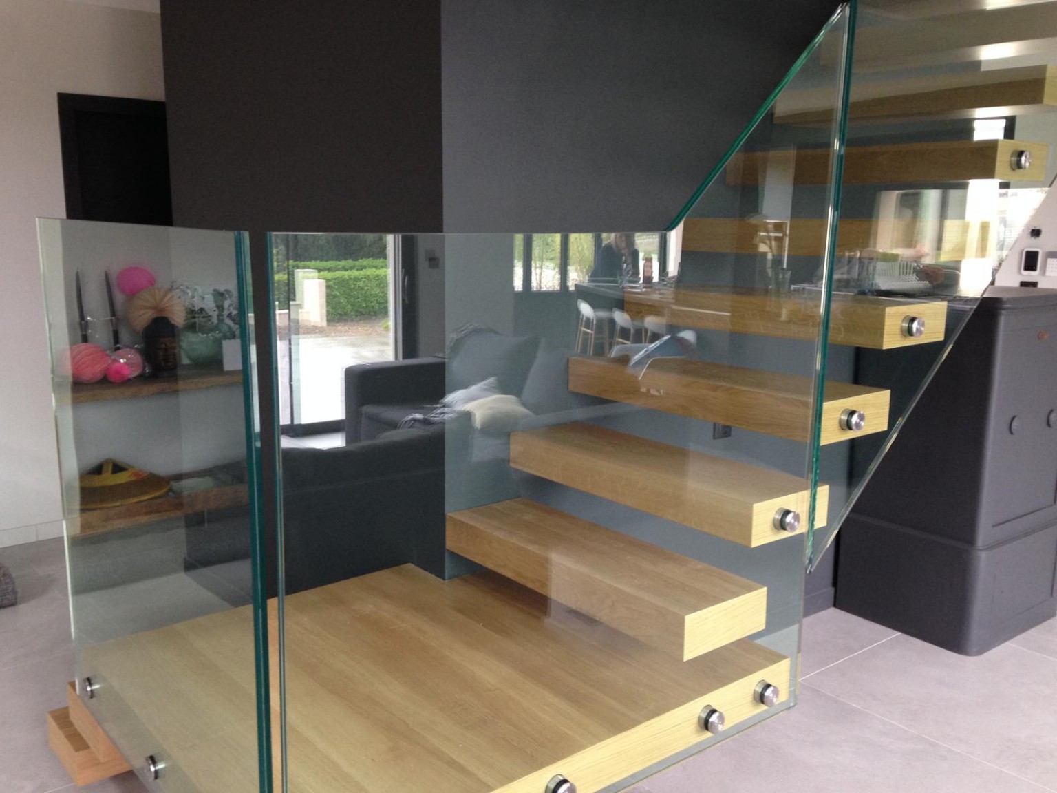 Escalier avec garde-corps en verre