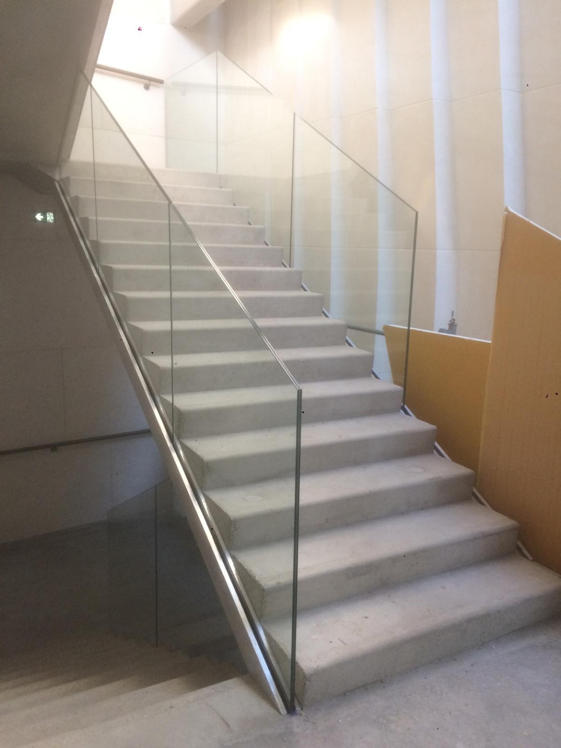 Garde-corps vitré intérieur sur escalier