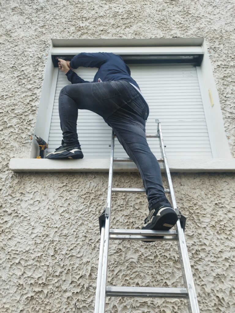 Technicien SDA réparant un volet roulant