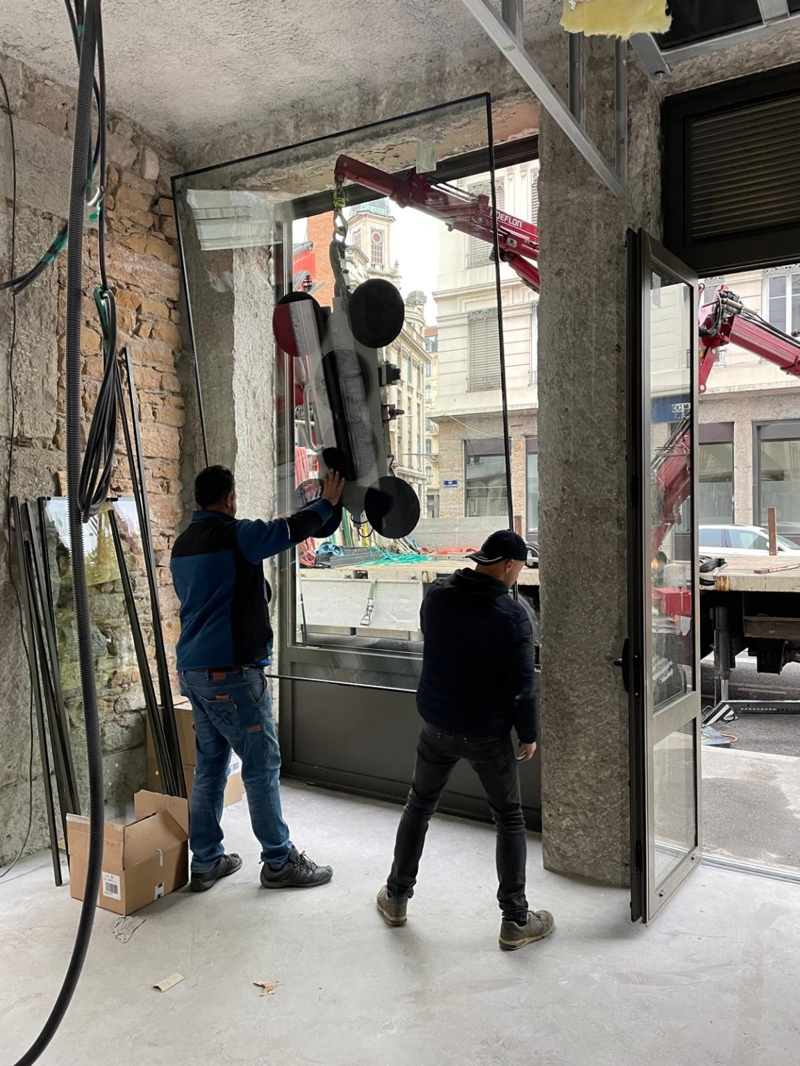 Pose d’une porte vitrée grand format