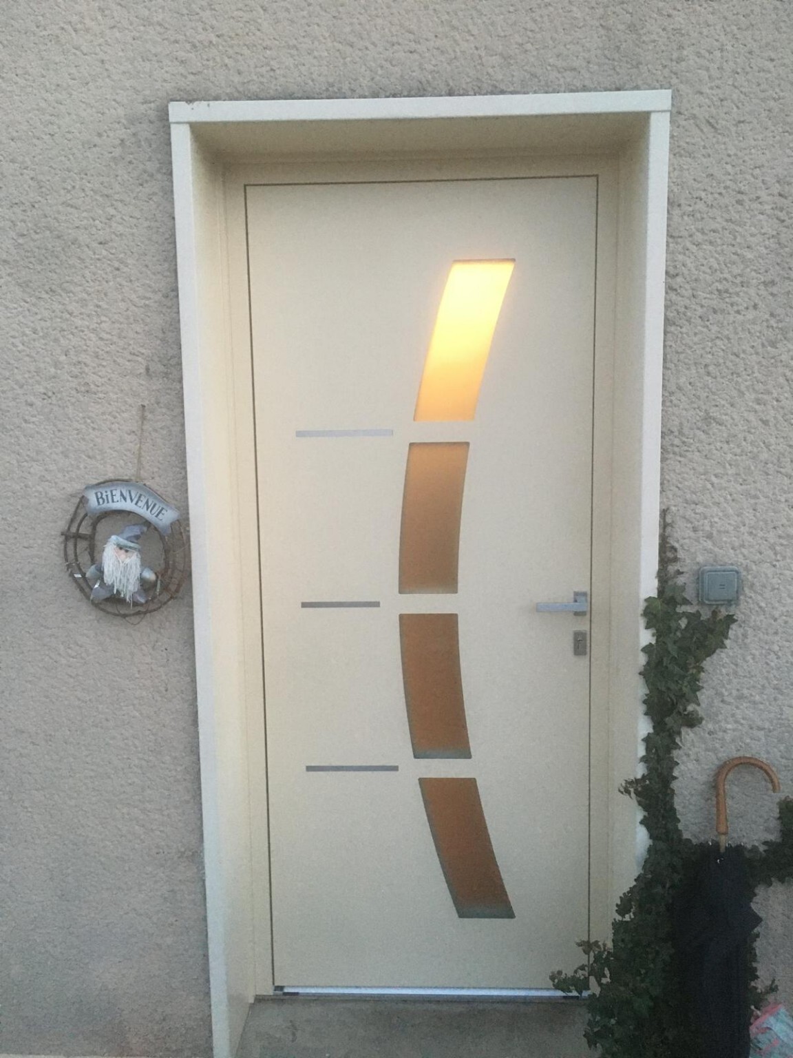 Porte d’entrée blanche moderne